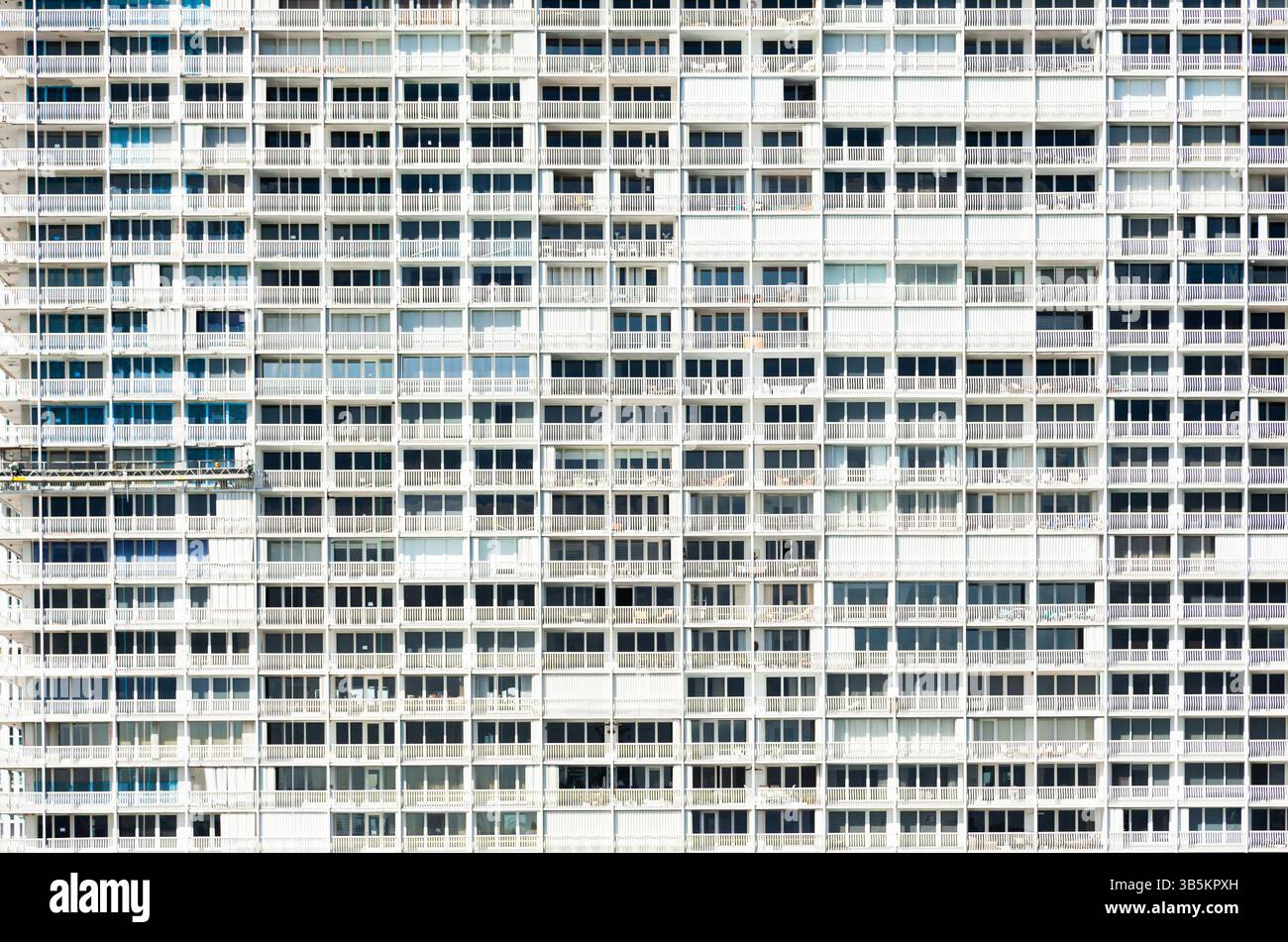 Facciata di un edificio residenziale a più piani con finestre e balconi. Foto Stock