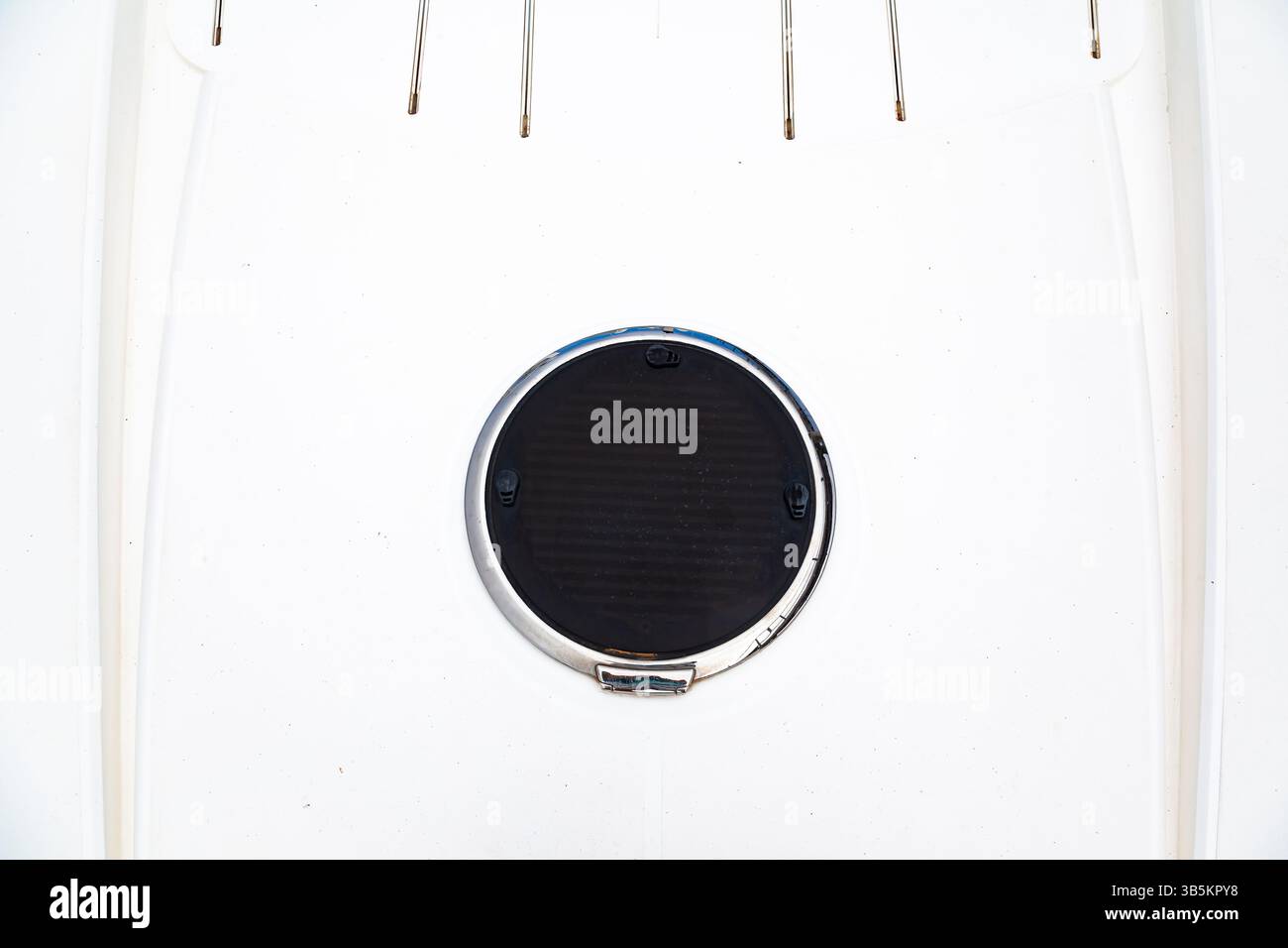 Portello quadrato con vetro di plastica nero sul ponte bianco di uno yacht a vela. Foto Stock