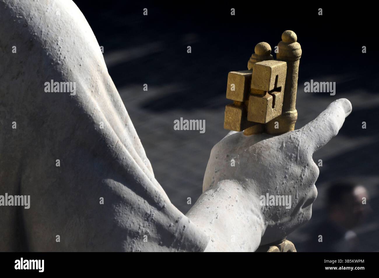 La chiave della statua di San Pietro è vista al funerale di Papa Francesco in Piazza San Pietro in Vaticano, 26 aprile 2025. Foto Stock