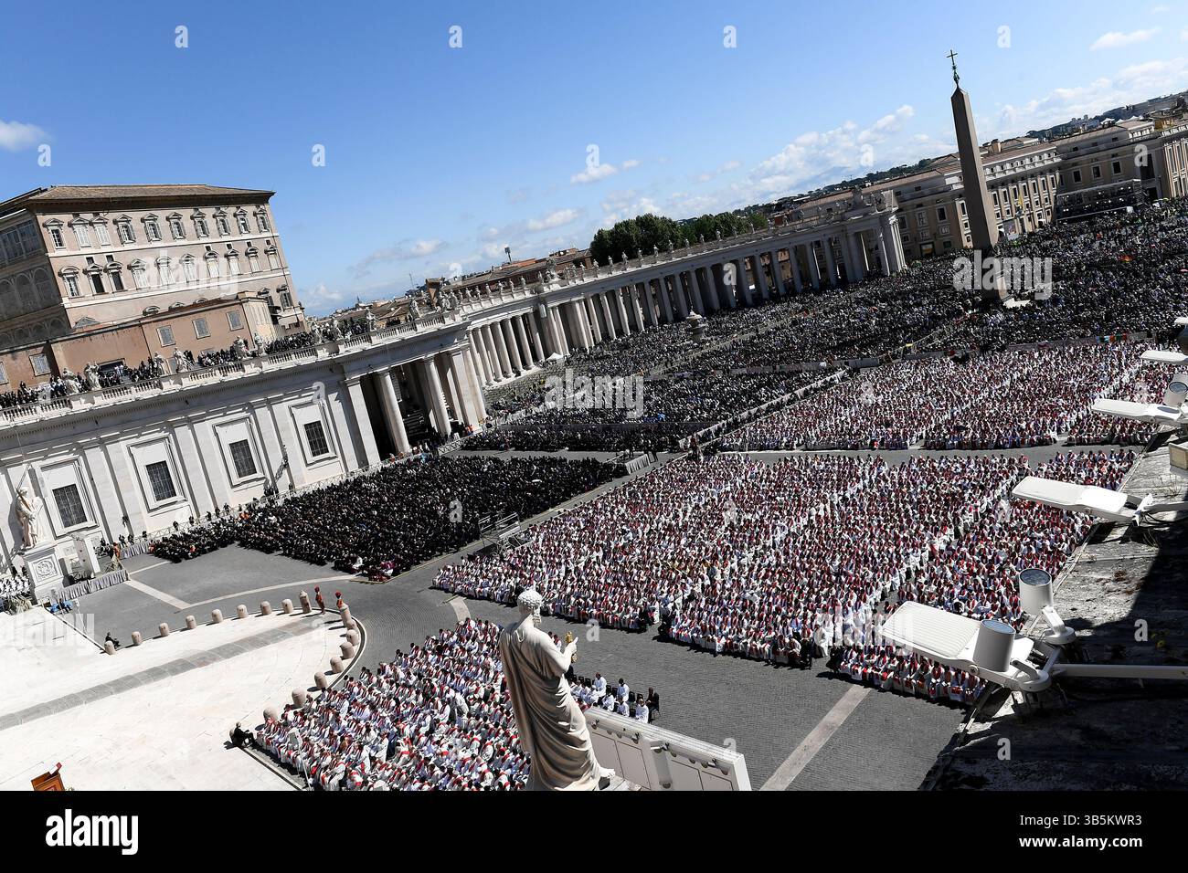 Vista generale dei funerali di Papa Francesco in Piazza San Pietro in Vaticano, 26 aprile 2025. Foto Stock