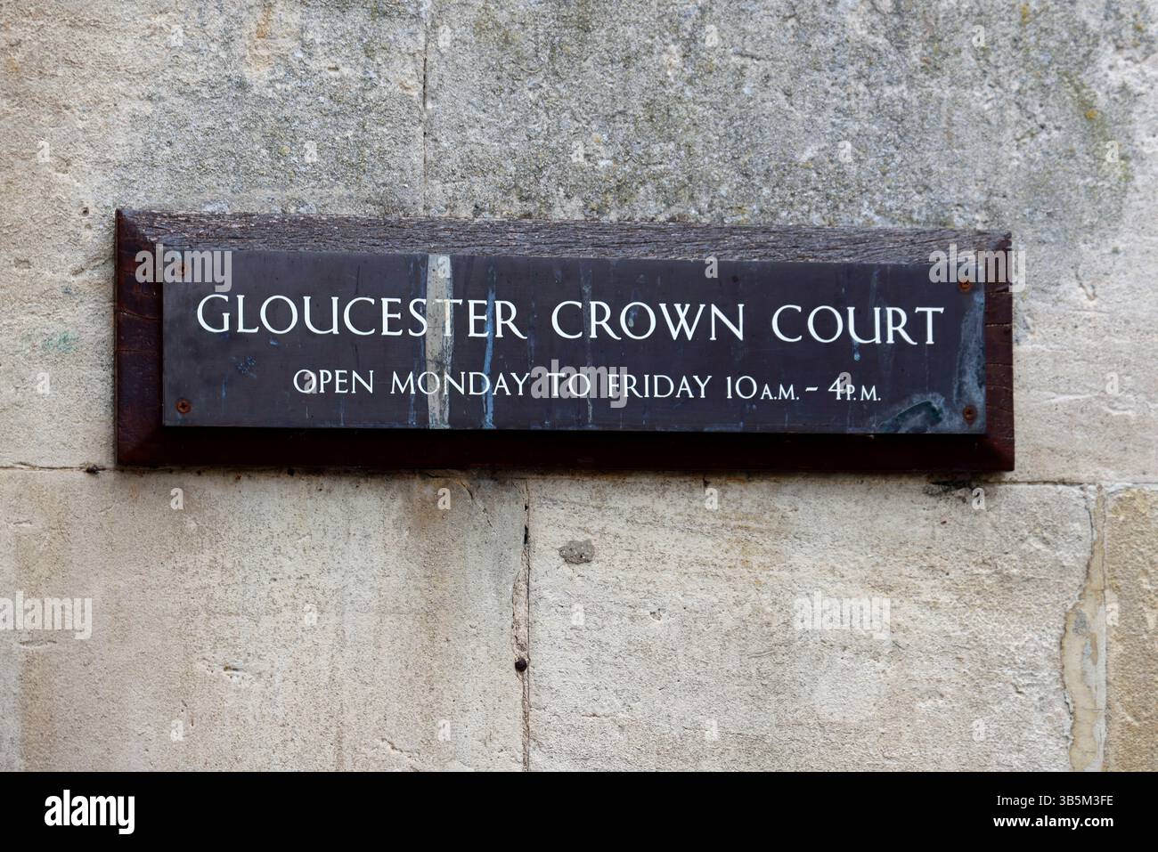 Gloucester Crown Court e magistrati Court, edificio classificato di secondo grado, Longsmith Street, Gloucester, Gloucestershire, Regno Unito - 1 maggio 2025 immagine di Foto Stock