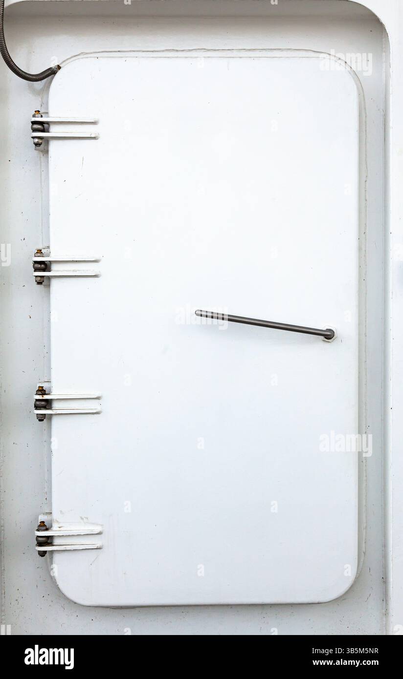 Porta di ferro impermeabile marina, sullo scafo della nave, primo piano. Foto Stock
