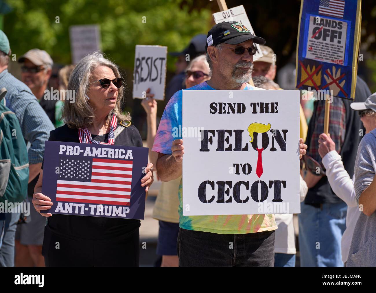 Dimostrazione pro-democrazia il 1° maggio 2025 a Eugene, Oregon, USA. Foto Stock