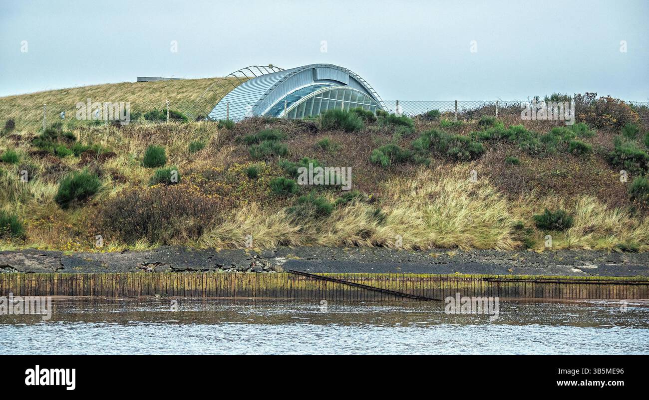 The Big idea - Irvine Millenium centro ricreativo, da oltre il fiume in Scozia Foto Stock