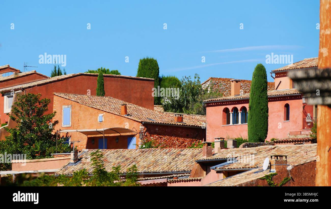 Affascinante villaggio mediterraneo con edifici rustici e colori vivaci Foto Stock