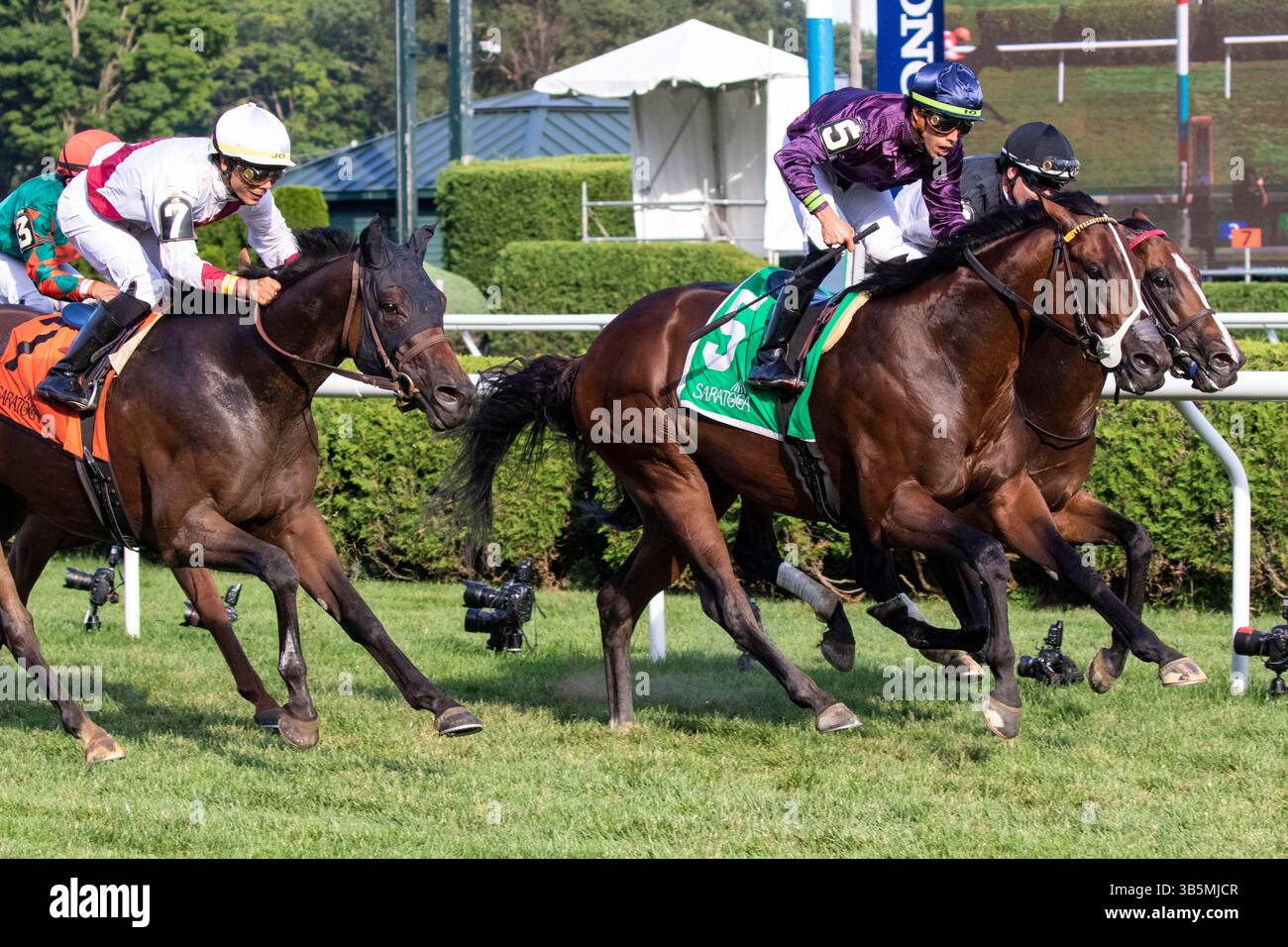 5 agosto 2022, Saratoga Springs, New York, Stati Uniti: 5 agosto, 2022: Golden Pal #5, guidato da Irad Ortiz, Jr. vince le Troy Stakes presentate da Horse Racing Ireland (Grade 3) al Saratoga Race Course di Saratoga Springs, N.Y. il 5 agosto 2022. Gary Johnson/Eclipse Sportswire/CSM (Credit Image: © Gary Johnson/CSM via ZUMA Press Wire) Foto Stock