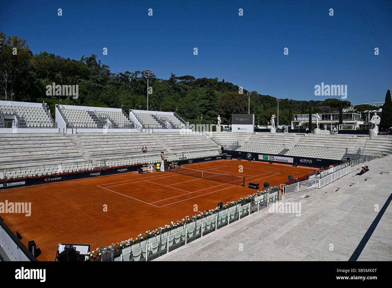 2 maggio 2025, foro Italico, Roma, Italia; internazionali BNL d'Italia 2025; Una veduta del campo 'Nicola Pietrangeli' con lo stadio Olimpico sullo sfondo durante il torneo di tennis internazionali BNL d'Italia 2025 al foro Italico di Roma il 2 maggio 2025 Foto Stock