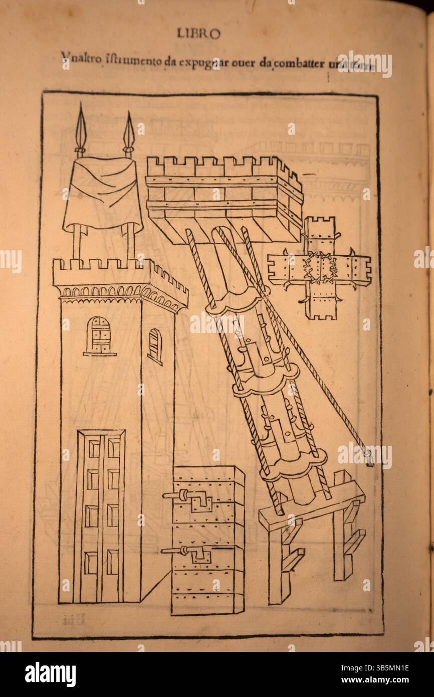 Torino, Italia - 30 aprile 2024. Antico libro De Re militari di Roberto Valturio, 1483. Compendio di teorie militari dell'antichità. Foto Stock
