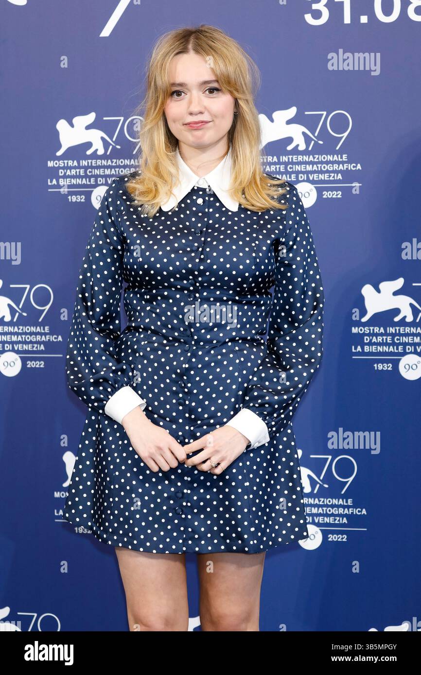 1 settembre 2022, Venezia, Italia: Aimee Lou Wood posa al photocall di "Living" durante la 79a Mostra Internazionale d'Arte cinematografica di Venezia presso il Palazzo del Casinò al Lido di Venezia, Italia, il 1° settembre 2022. Foto: Alec Michael (immagine di credito: © Alec Michael via ZUMA Press) Foto Stock