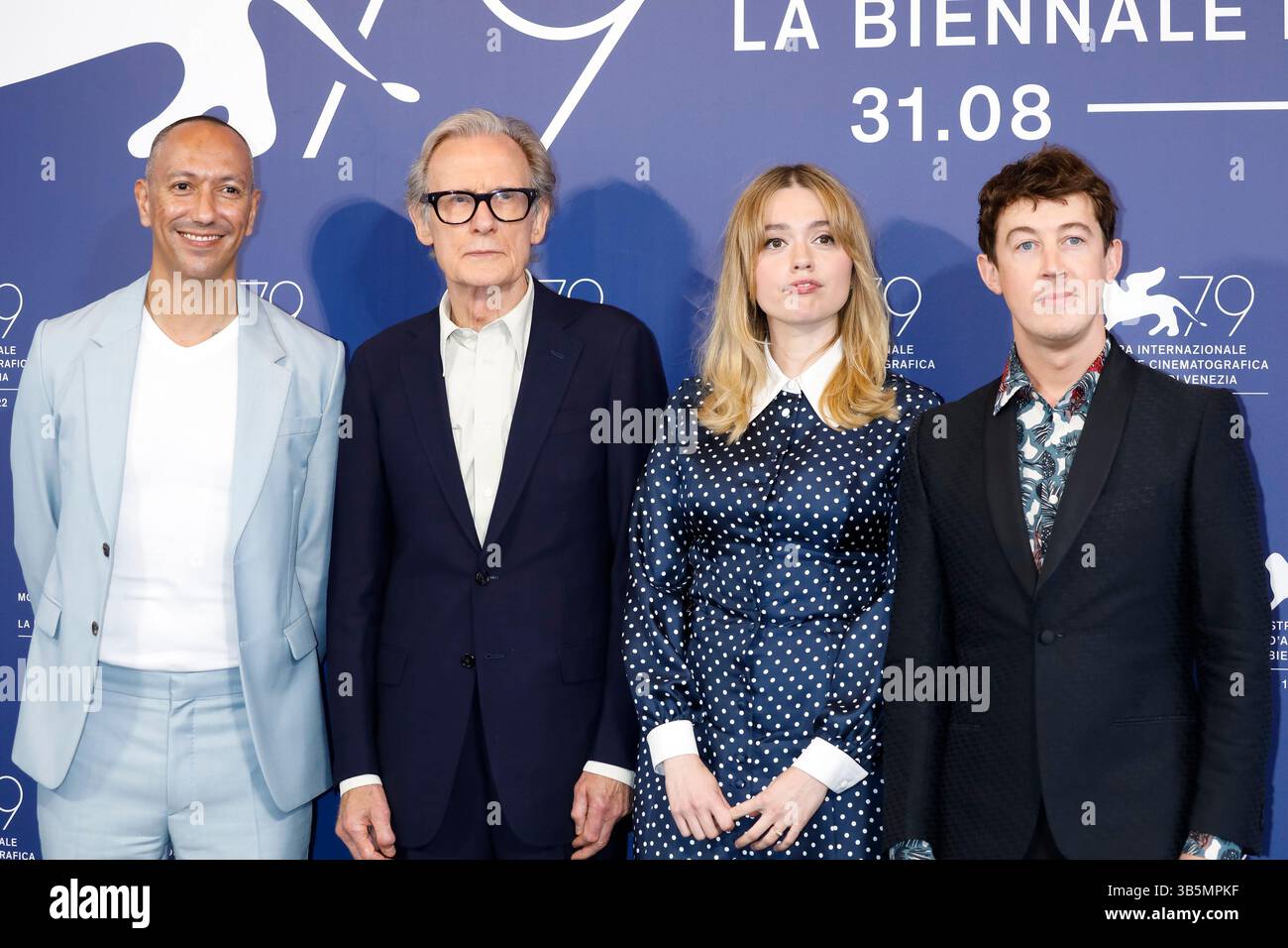1 settembre 2022, Venezia, Italia: Oliver Hermanus, Bill Nighy, Aimee Lou Wood e Alex Sharp posano al photocall di "Living" durante la 79esima Mostra Internazionale d'Arte cinematografica di Venezia al Palazzo del Casinò sul Lido di Venezia, Italia, il 1° settembre 2022. Foto: Alec Michael (immagine di credito: © Alec Michael via ZUMA Press) Foto Stock