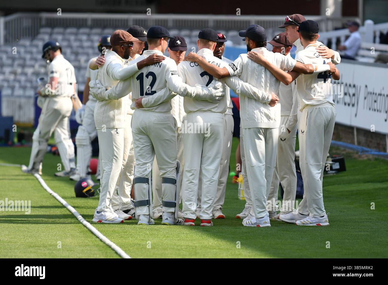 Londra, Inghilterra. 2 maggio 2025. Kent huddle durante il primo giorno della Rothesay County Championship Division Two tra il Middlesex County Cricket Club e il Kent County Cricket Club al Lord's Cricket Ground, Londra. Kyle Andrews/Alamy Live News. Foto Stock