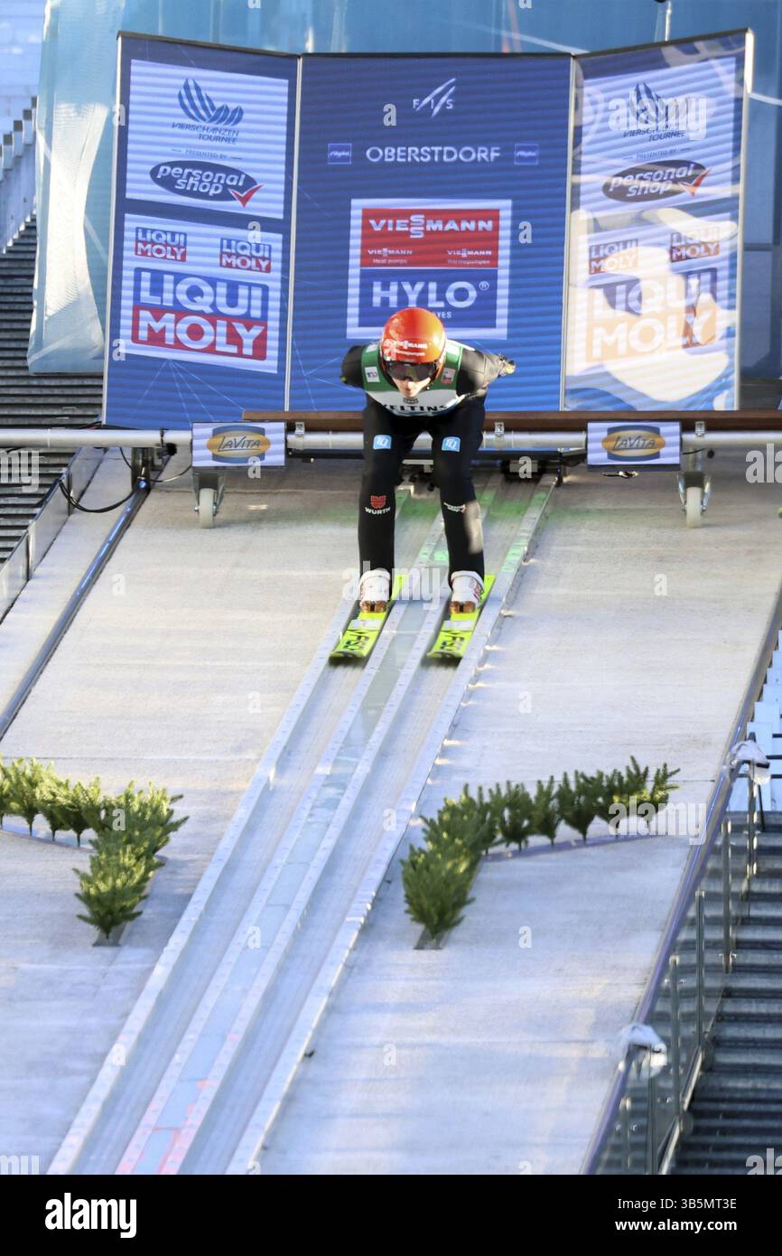 Karl Geiger (SC Oberstdorf) alla qualificazione per l'evento inaugurale di salto con gli sci del 73° Torneo Four Hills a Oberstdorf, Oberstdorf, in Germania Foto Stock