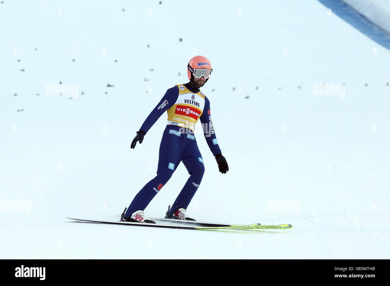 Pio Paschke (SC Kiefersfelden) ha perso la sua leggerezza di tocco durante le qualifiche per l'apertura dell'evento di salto con gli sci del 73° Four Hills Tourname Foto Stock