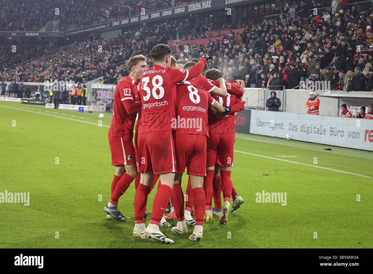 I giocatori del Friburgo celebrano il gol di Lukas Kuebler (SC Freiburg) 1-0 durante la 1a FBL: 24-25: 1a FBL: 24-25: 14a Sptg. SC Freiburg - VfL Wolf Foto Stock