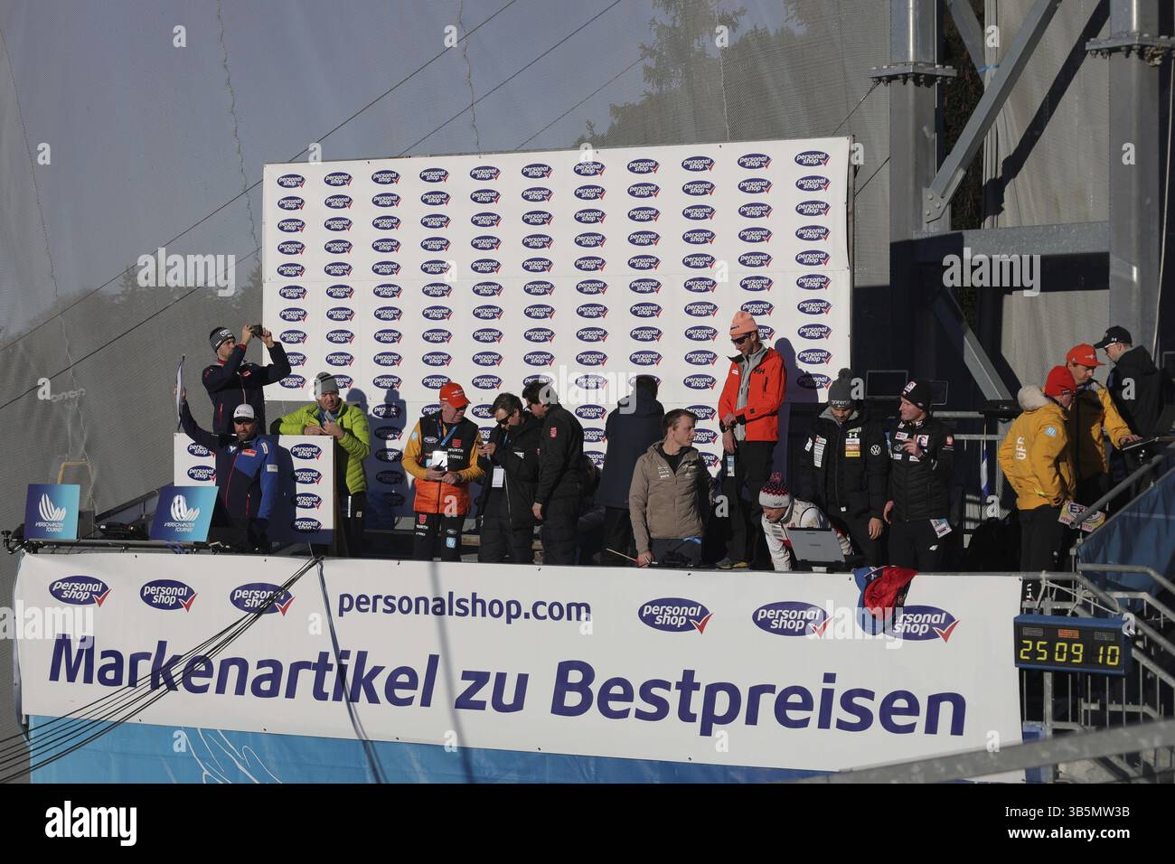 Sul punto degli allenatori ci sono le migliori prospettive per gli allenatori alla qualificazione per l'apertura dell'evento di salto con gli sci del 73° Four Hills Tourn Foto Stock