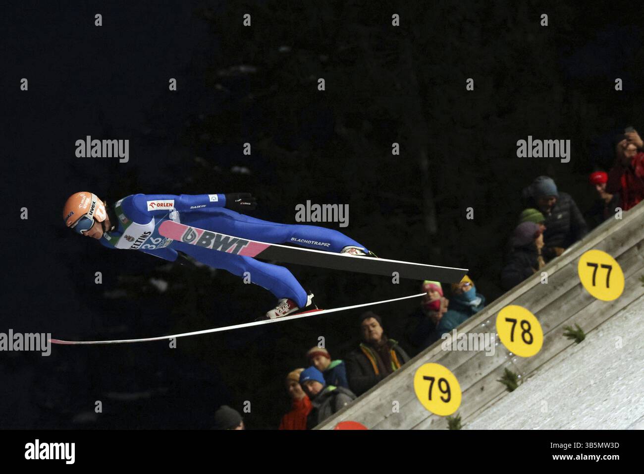 Dawid Kubacki (Polonia/POL) alle qualificazioni per la gara inaugurale di salto con gli sci del 73° Torneo Four Hills a Oberstdorf, Oberstdorf, Germania Foto Stock