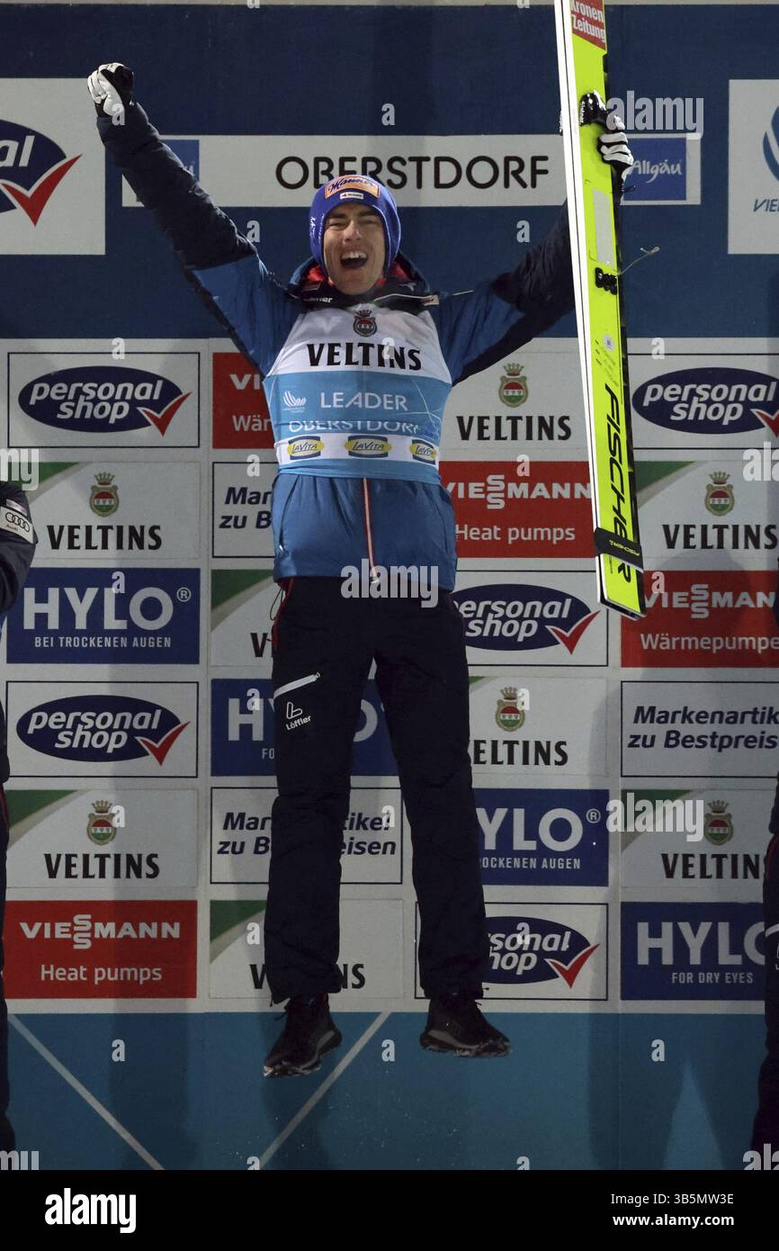 Celebrazione della vittoria: Stefan Kraft (Austria / AUT) ha avuto tutte le ragioni per decollare dopo la sua vittoria nella gara di apertura della 73a Four Hills Tou Foto Stock