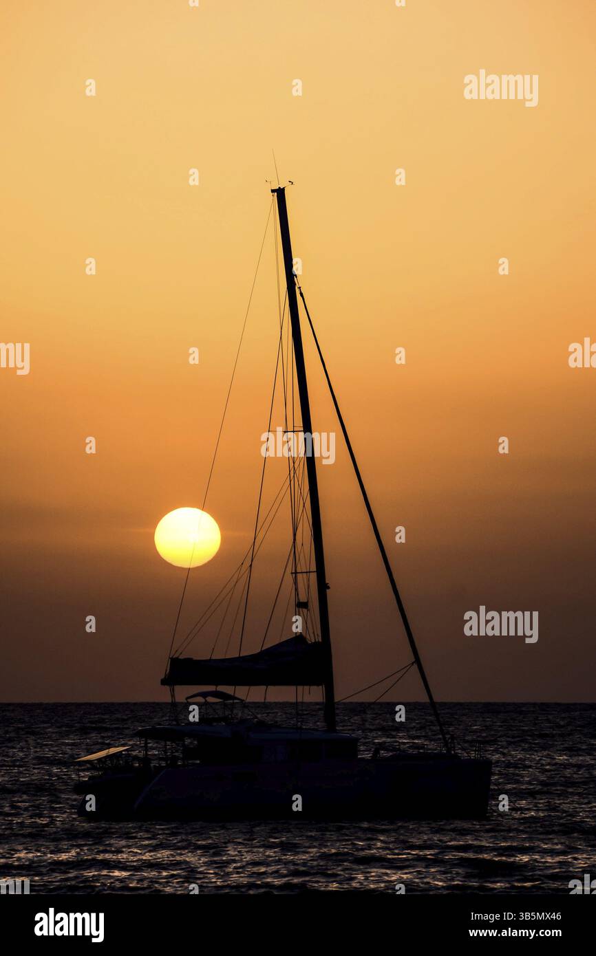 Foto di una imbarcazione a vela Silhouette al tramonto Foto Stock