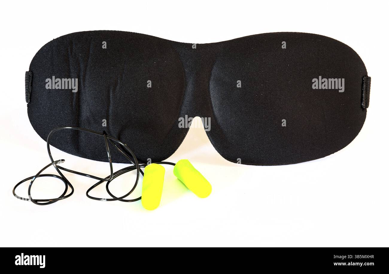 Maschera dormiente nera con tappi auricolari verdi isolati su sfondo bianco. Ripresa in studio Foto Stock