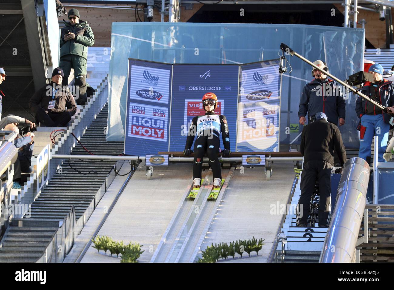 Karl Geiger (SC Oberstdorf) alla qualificazione per l'evento inaugurale di salto con gli sci del 73° Torneo Four Hills a Oberstdorf, Oberstdorf, in Germania Foto Stock