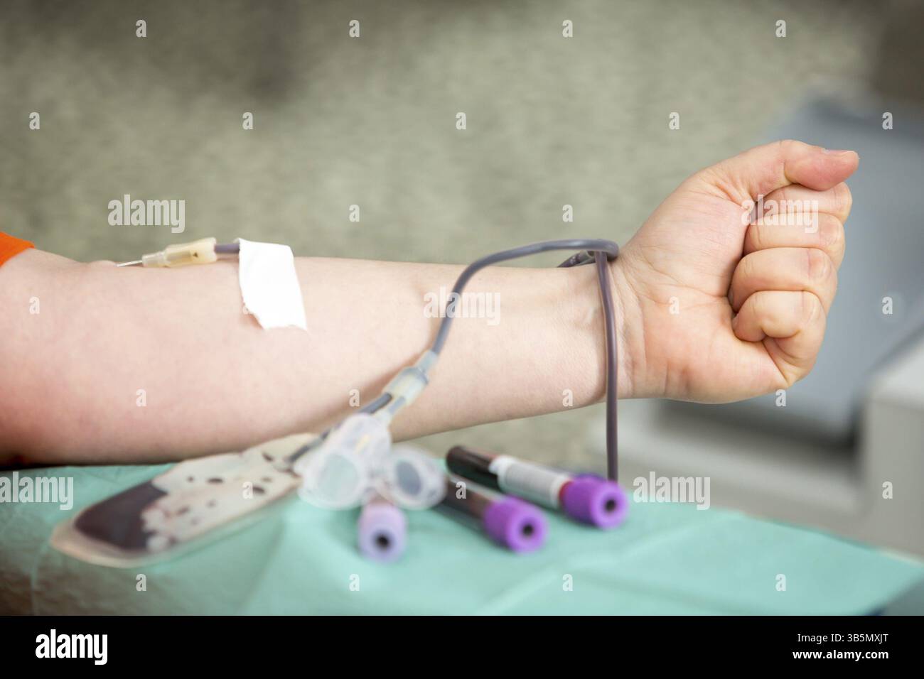La mano di una donna che dona sangue. La donatrice donna dà il sangue in un centro mobile per la donazione del sangue. Campioni di sangue Foto Stock
