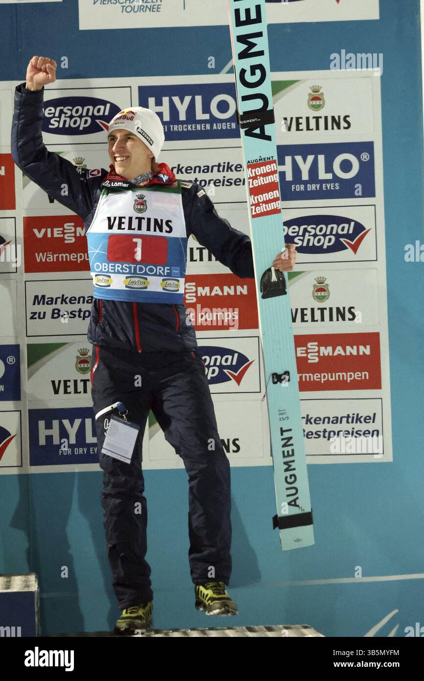 Daniel Tschofenig USV Achomitz / Aut) celebra il suo terzo posto nella gara di apertura del 73° Torneo Four Hills Oberstdorf, Oberstdorf, Foto Stock