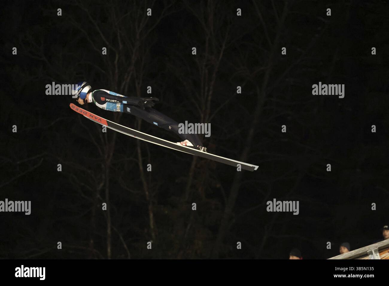 Andreas Wellinger (SC Ruhpolding) alla qualificazione per la gara inaugurale di salto con gli sci del 73° Torneo Four Hills di Oberstdorf, Oberstdorf, Foto Stock