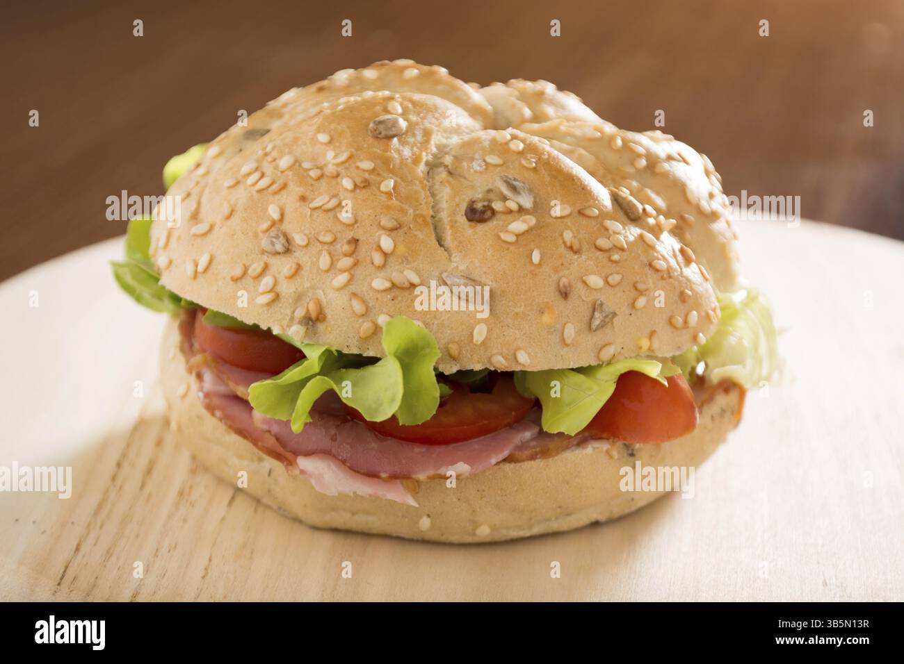 Sandwich freschi con carne affumicata, formaggio, lattuga e pomodoro con ketchup fatti in casa Foto Stock