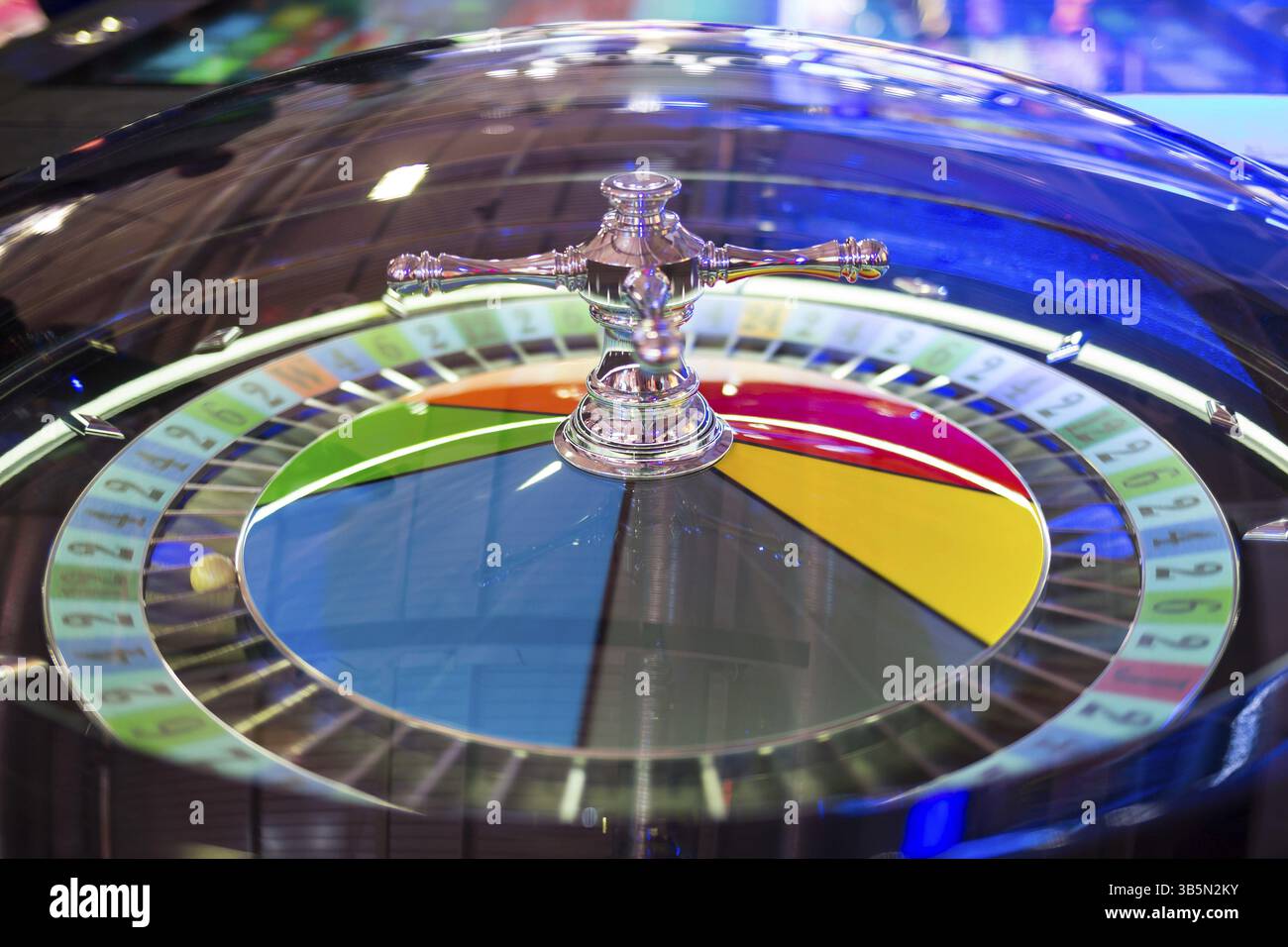 Moderno tavolo da roulette nel casinò. Palla nel gioco d'azzardo rotante. Roulette colorata Foto Stock