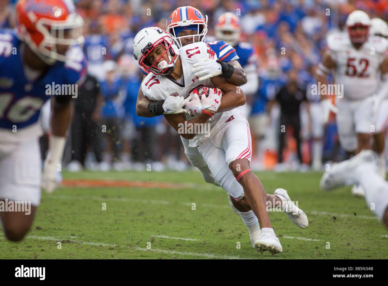 3 settembre 2022: Il wide receiver degli Utah Utes Devaughn Vele (17) sposta la palla vicino alla linea della porta durante la partita di football NCAA tra gli Utah Utes e i Florida Gators al Ben Hill Griffin Stadium di Gainesville, Florida. I Florida Gators sconfissero il numero 7 Utah Utes 29 a 26. Jonathan Huff/CSM. (Immagine di credito: © Jonathan Huff/CSM via ZUMA Press Wire) Foto Stock