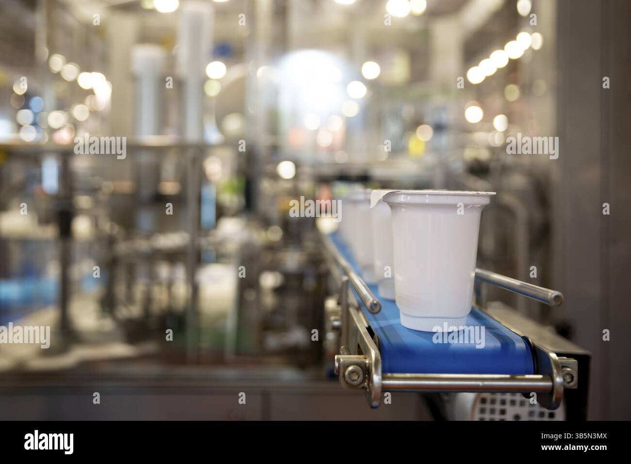 La macchina per il confezionamento dello yogurt viene mostrata ad una mostra di cibi e bevande Foto Stock