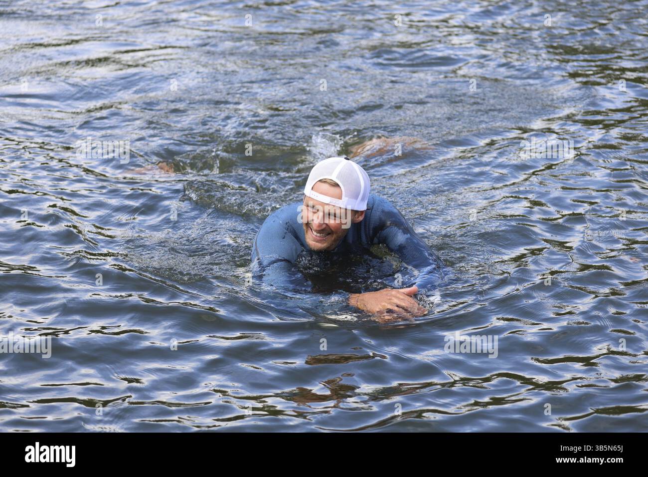 Anche un kitesurfer va a nuotare - Ben Benholz ha mostrato affascinanti sport di tendenza come il pumpfoiling e il wingfoiling sul lago fieristico. L'Interb Foto Stock