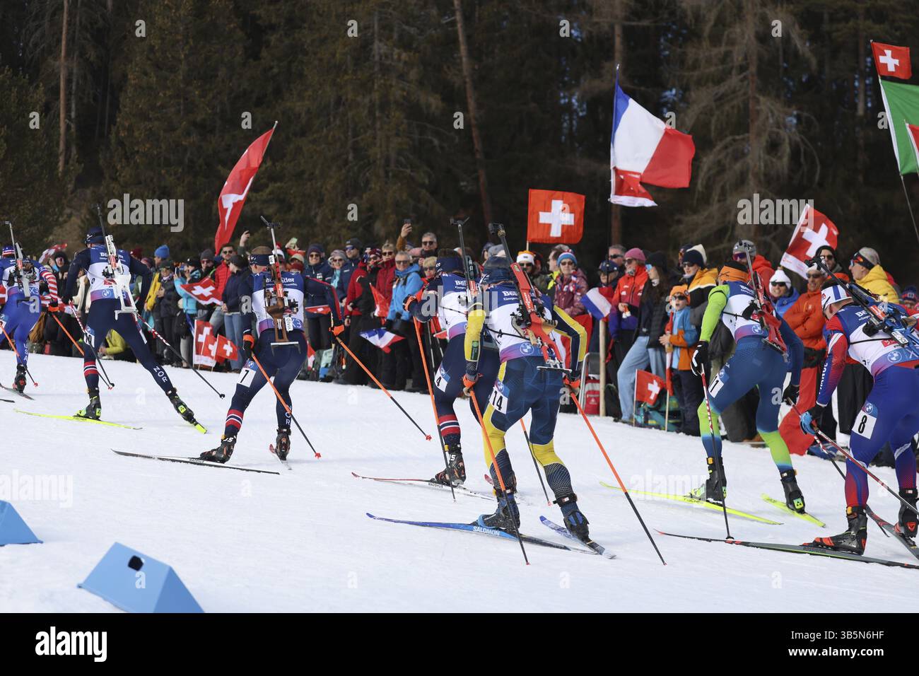 Combattimenti in salita - i biatleti vengono guidati sulla pista dalla folla ai Campionati mondiali di biathlon IBU di Lenzerheide 2025, Lenzerheide, Svizzero Foto Stock