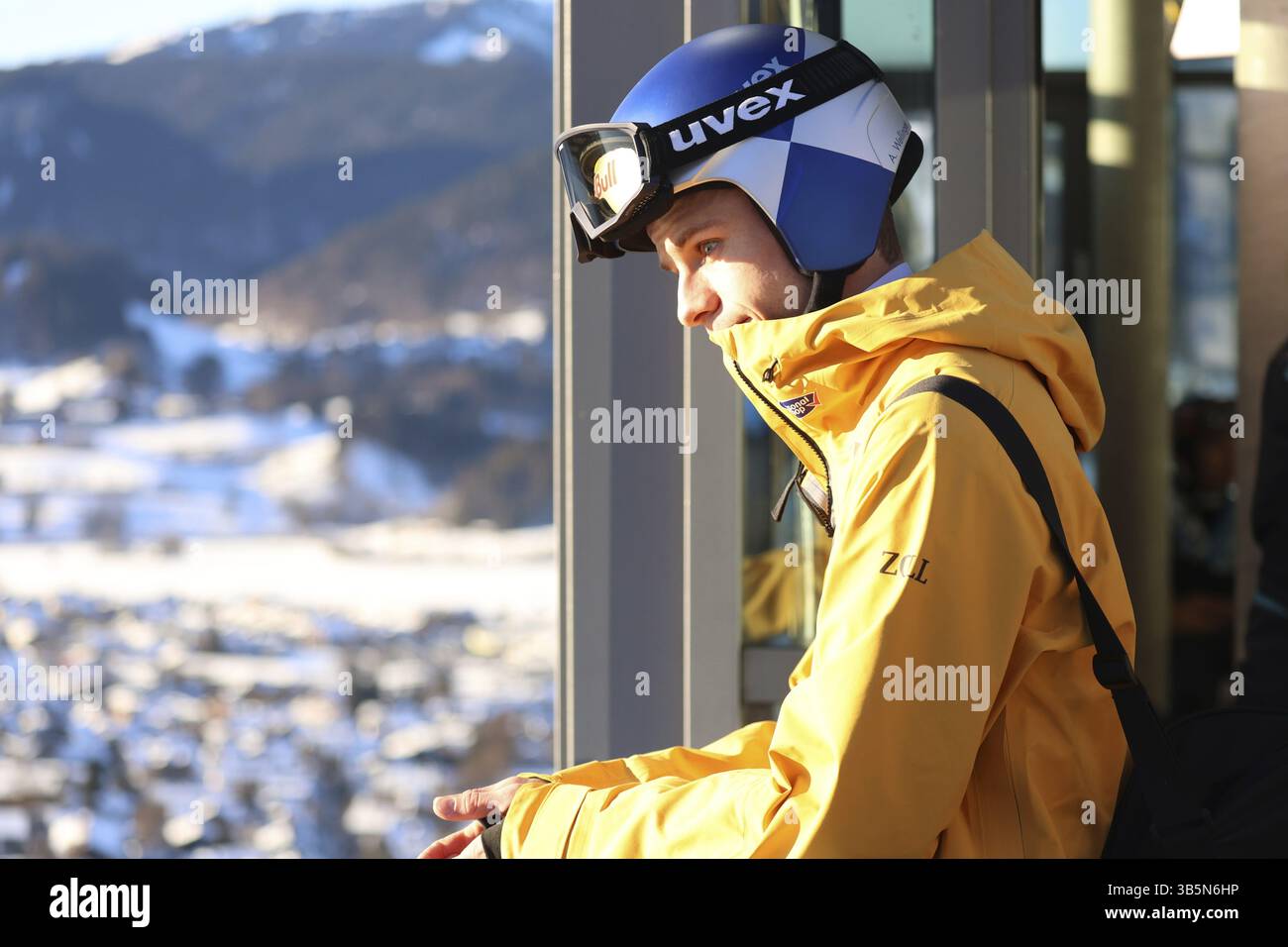 Riflesso: Andreas Wellinger (SC Ruhpolding) alla gara di apertura del 73° Torneo Four Hills Oberstdorf, Oberstdorf, Germania / Germania Foto Stock