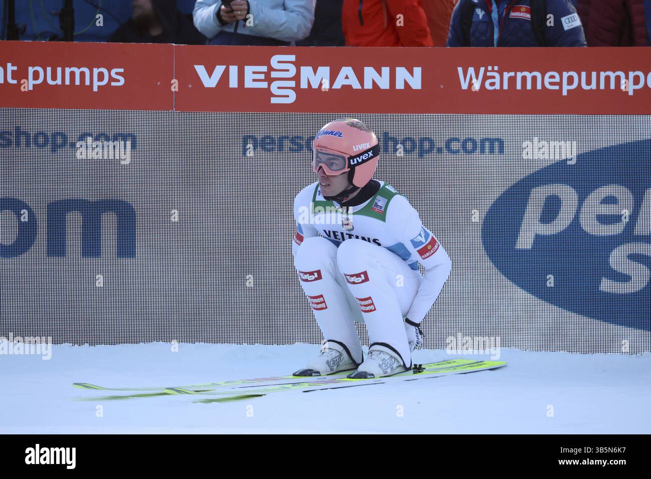 Stefan Kraft (Austria / AUT) alla qualificazione per l'evento inaugurale di salto con gli sci del 73° Torneo Four Hills di Oberstdorf, Oberstdorf, Germa Foto Stock