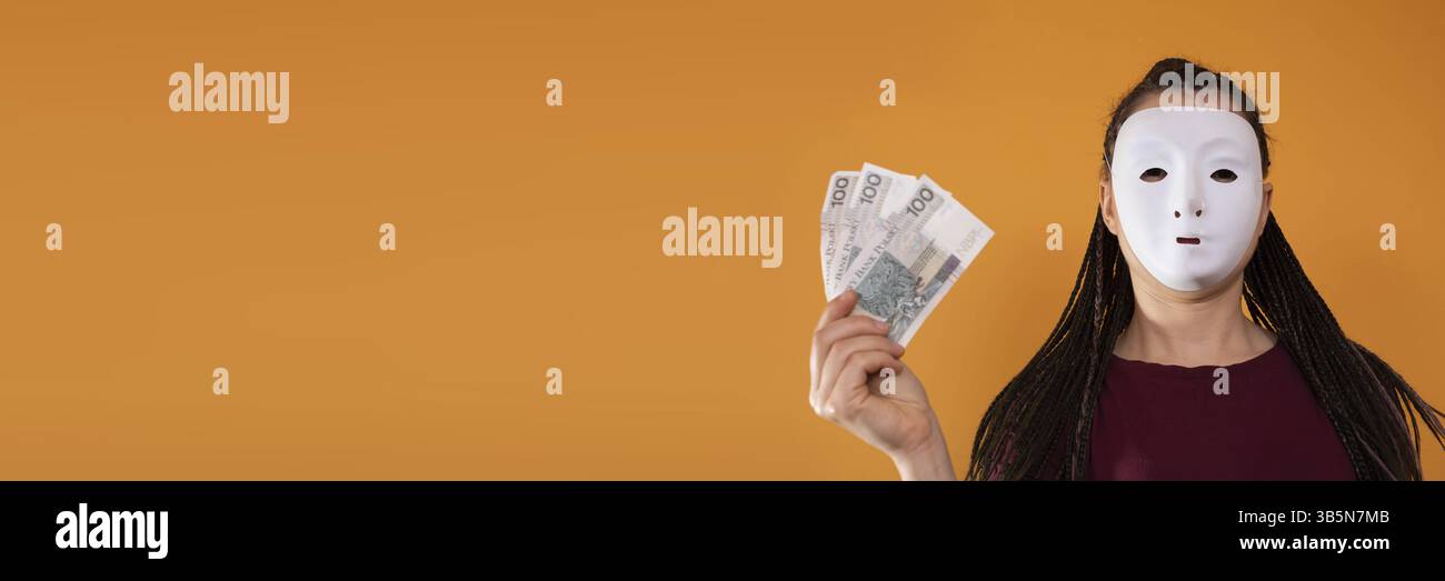 In una cornice panoramica, una donna anonima si erge e le disegna in mano con banconote di carta di cento zloty polacchi. Nessuna faccia perché c'è un mas Foto Stock