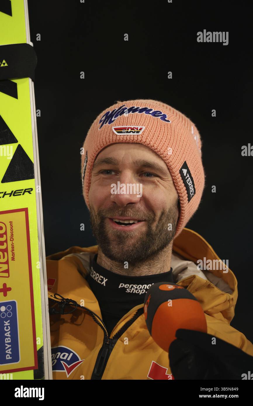 Pius Paschke (SC Kiefersfelden) durante l'intervista dopo la qualificazione per l'evento di apertura del salto con gli sci del 73° Torneo Four Hills di OB Foto Stock