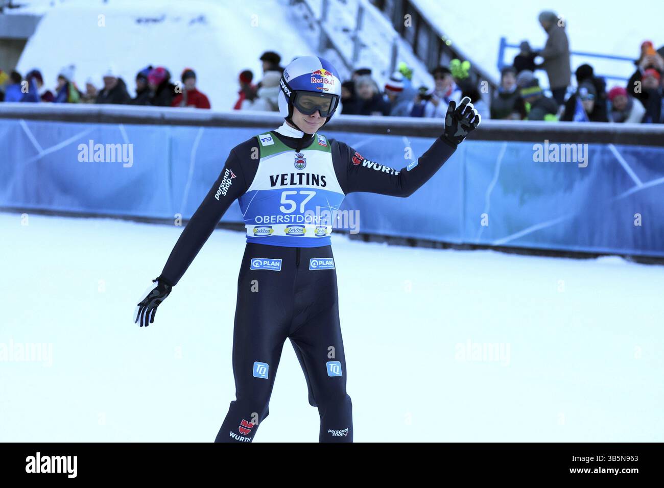Andreas Wellinger (SC Ruhpolding) alla qualificazione per la gara inaugurale di salto con gli sci del 73° Torneo Four Hills di Oberstdorf, Oberstdorf, Foto Stock