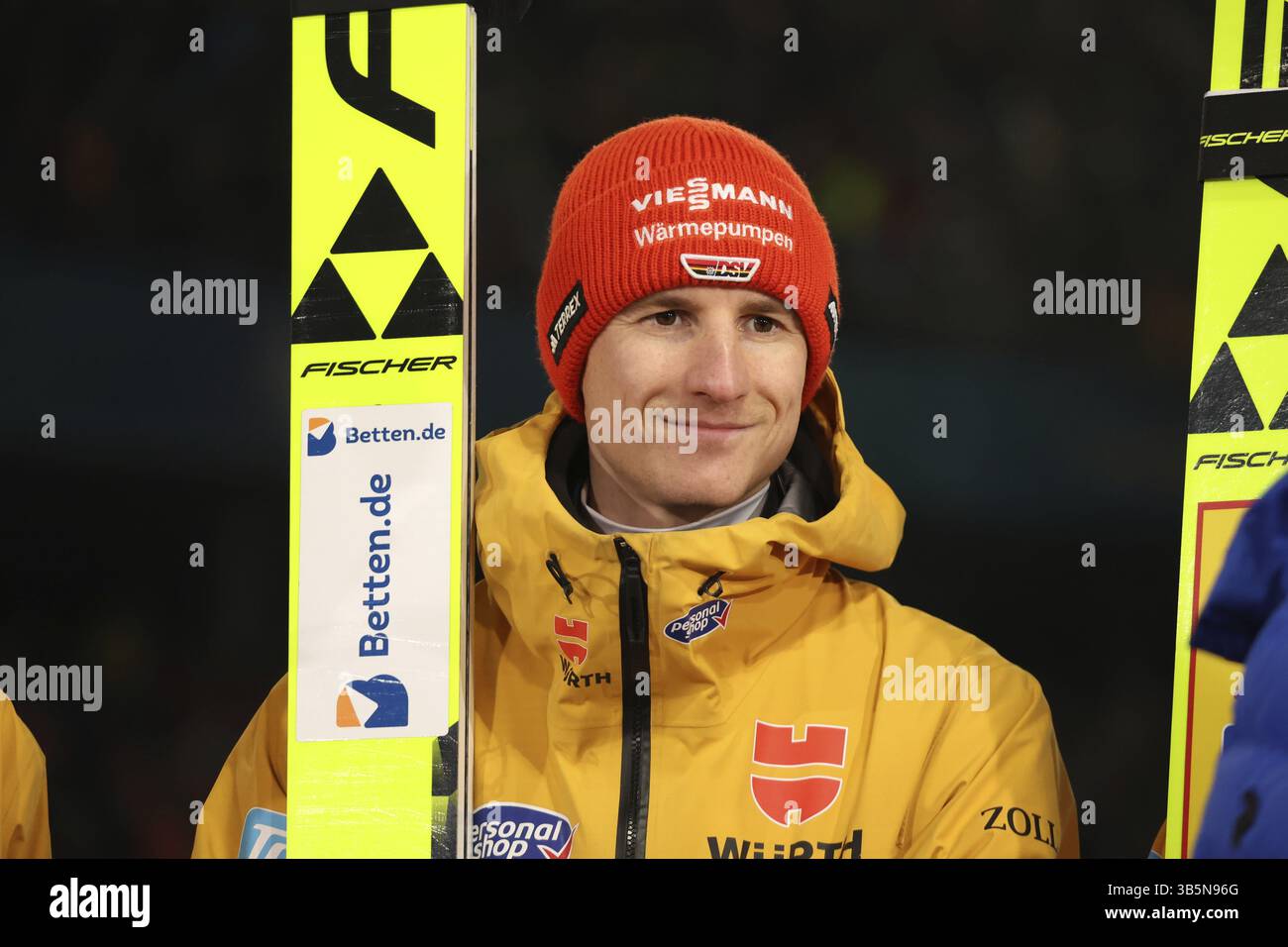 Karl Geiger (SC Oberstdorf) durante l'intervista dopo la qualificazione per l'apertura dell'evento di salto con gli sci del 73° Torneo Four Hills di Oberst Foto Stock