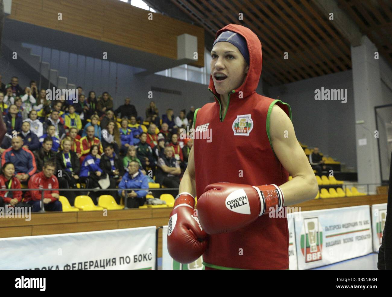 Sofia, Bulgaria - 15 novembre 2016: Stanimira Petrova dalla Bulgaria sale sul ring per competere contro Yolia Korol dalla Moldavia durante una partita da Foto Stock