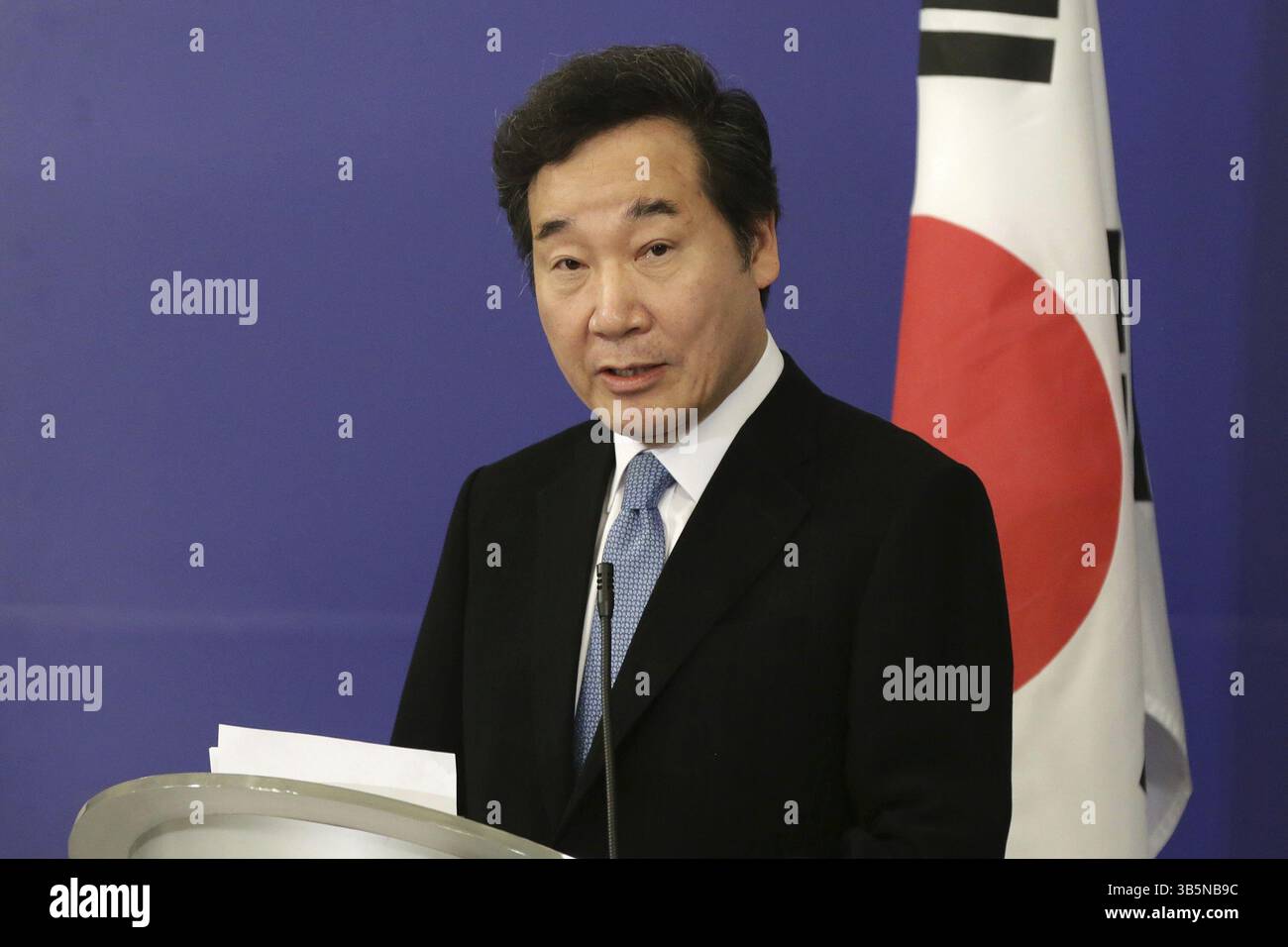 Sofia, Bulgaria - 30 Octomber 2017: Il primo ministro della Repubblica di Corea Lee Nak-yeon parla a una conferenza stampa dopo aver medito il suo colpo di Stato bulgaro Foto Stock