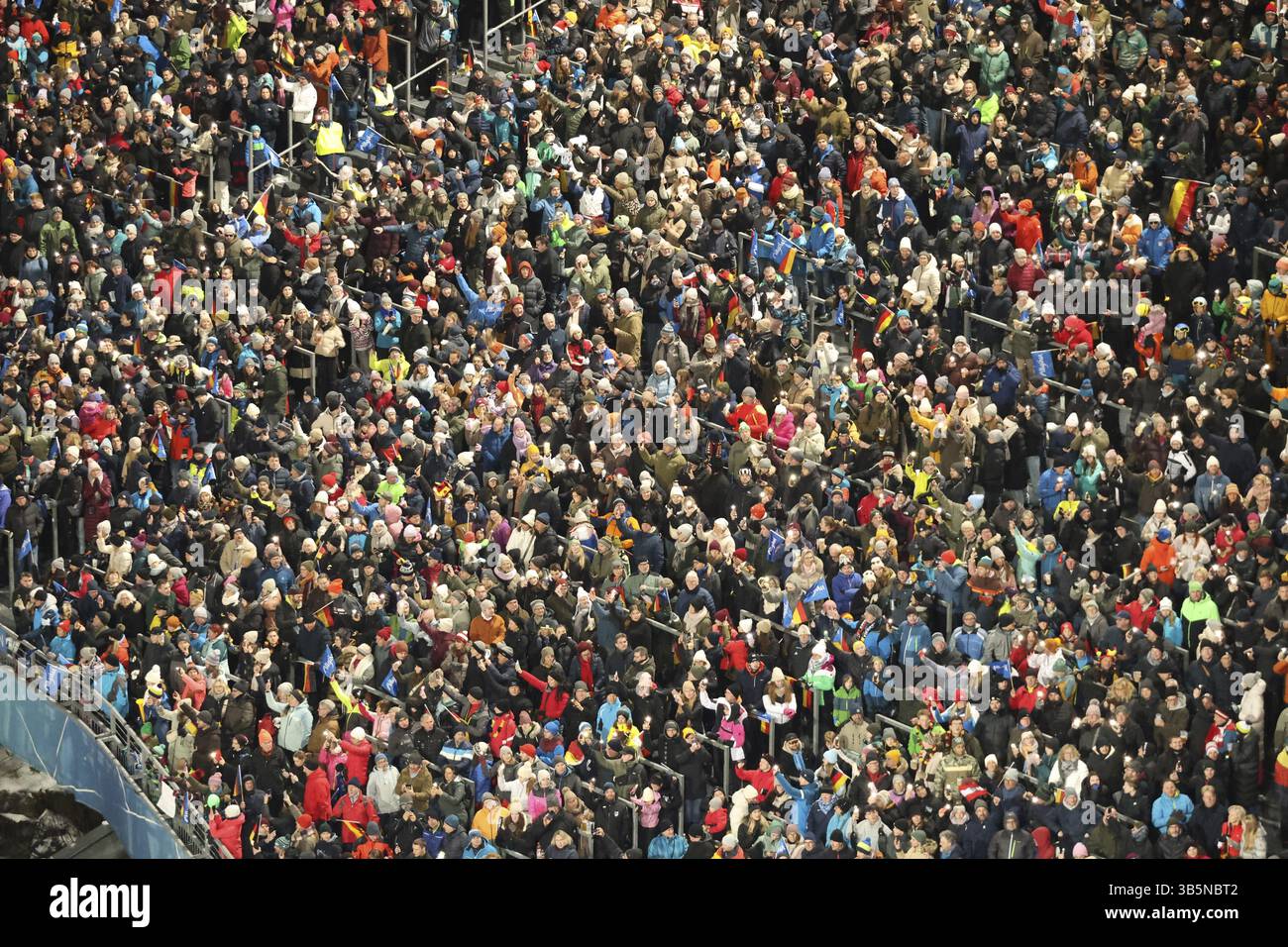 I tifosi si sono lasciati emozionare dalle qualificazioni per l'apertura dell'evento di salto con gli sci del 73° Four Hills Tournament di Oberstdorf Foto Stock