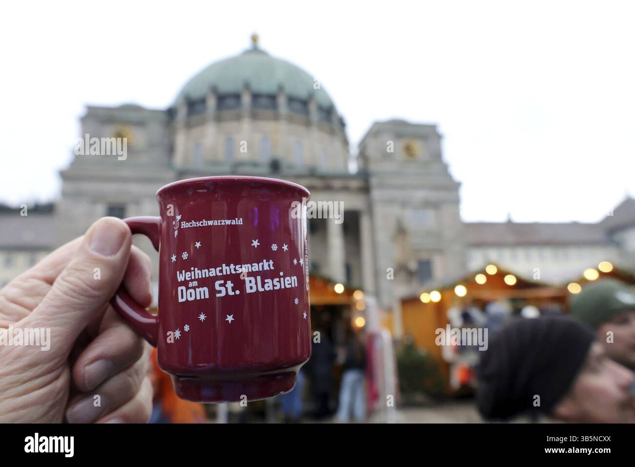 Una visita al chiosco del VIN brulé è semplicemente parte di una passeggiata attraverso il mercatino di Natale di St. Blasien, sulla piazza della cattedrale di St Foto Stock