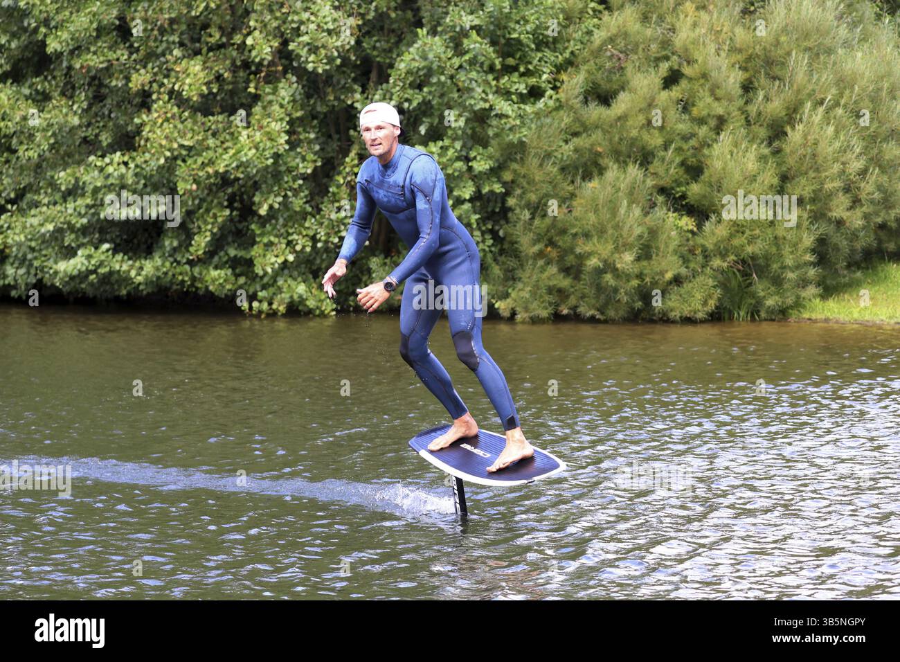 Kitesurfer Ben Benholz ha dimostrato affascinanti sport di tendenza, come il pumpfoiling e il wingfoiling sul lago fieristico. La fiera Interboot 2024 Foto Stock