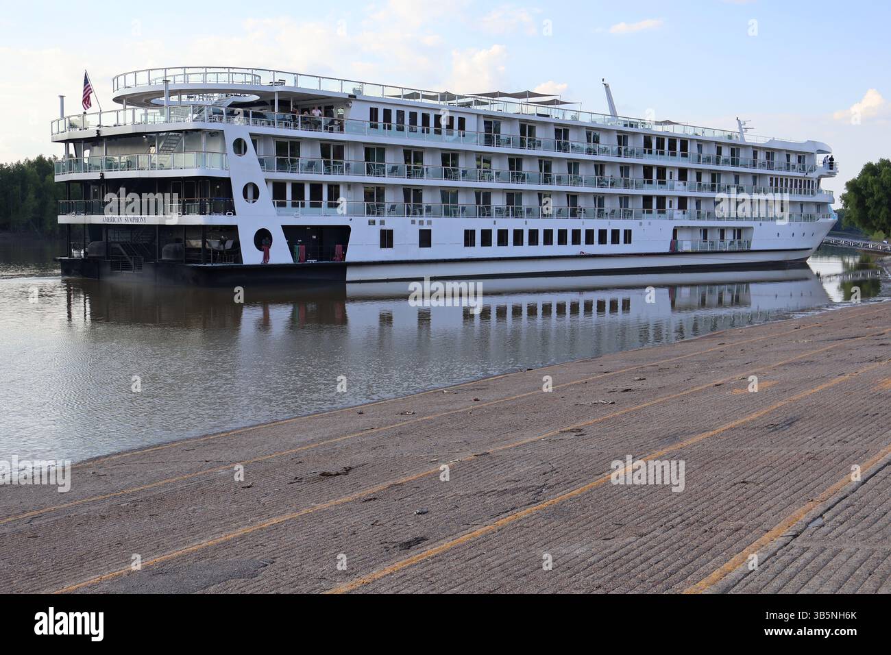American Symphony River Boat at Vicksburg MS USA Mar 30 maggio 2023 editoriale Foto Stock