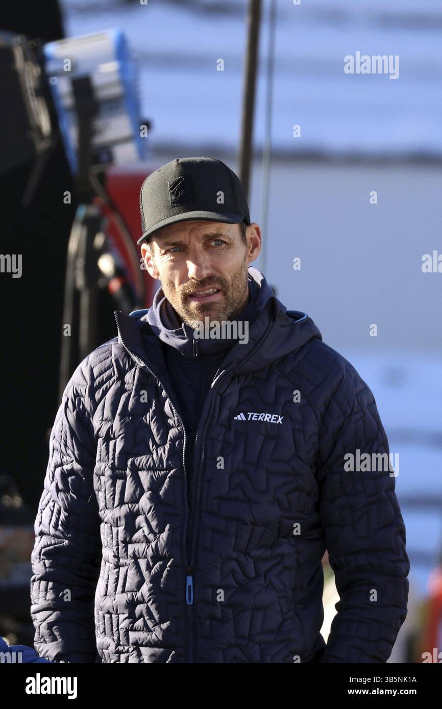 Sven Hannawald (ex-saltatore con gli sci, esperto di TV ARD, esperto di salto con gli sci, vincitore per quattro volte del tour, 2002) alla qualifica per il salto con gli sci di Capodanno di Foto Stock