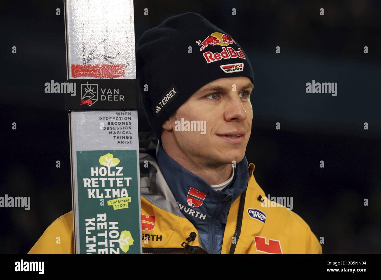 Andreas Wellinger (SC Ruhpolding) alla qualificazione per la gara inaugurale di salto con gli sci del 73° Torneo Four Hills di Oberstdorf, Oberstdorf, Foto Stock
