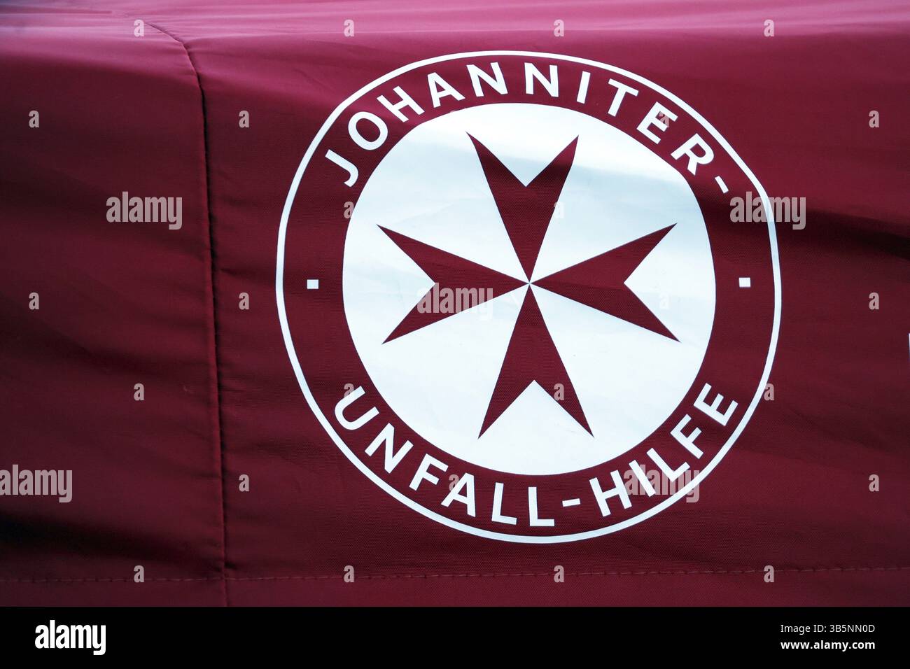 Logo Johanniter Unfall-Hilfe alle qualificazioni per l'apertura dell'evento di salto con gli sci del 73° Four Hills Tournament a Oberstdorf, Oberstdorf, Germa Foto Stock