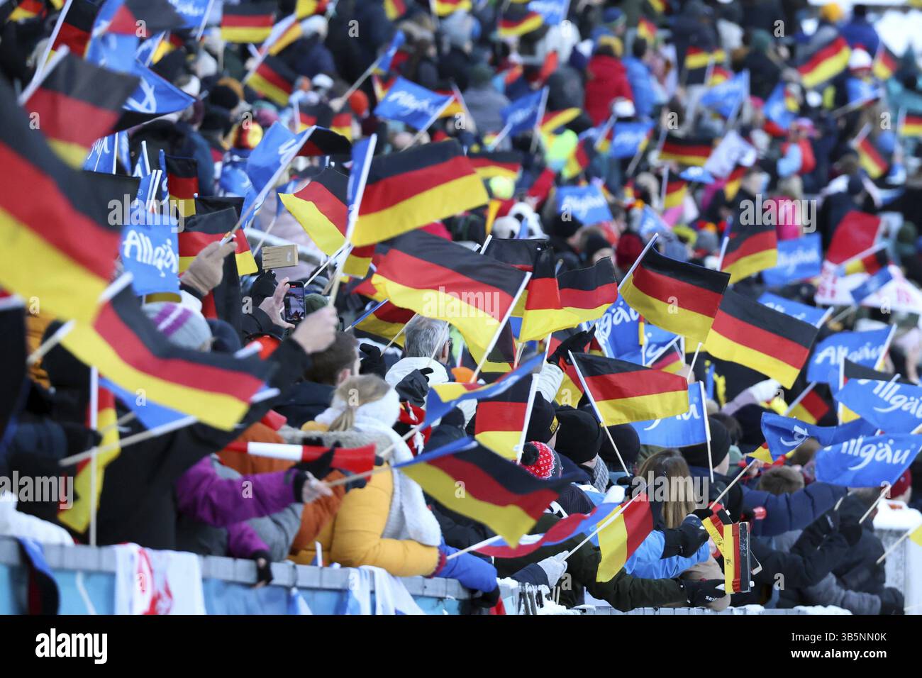Scenario grandioso e suggestivo sullo Schattenberg di Oberstdorf alle qualificazioni per l'evento inaugurale di salto con gli sci del 73° Torneo Four Hills Foto Stock