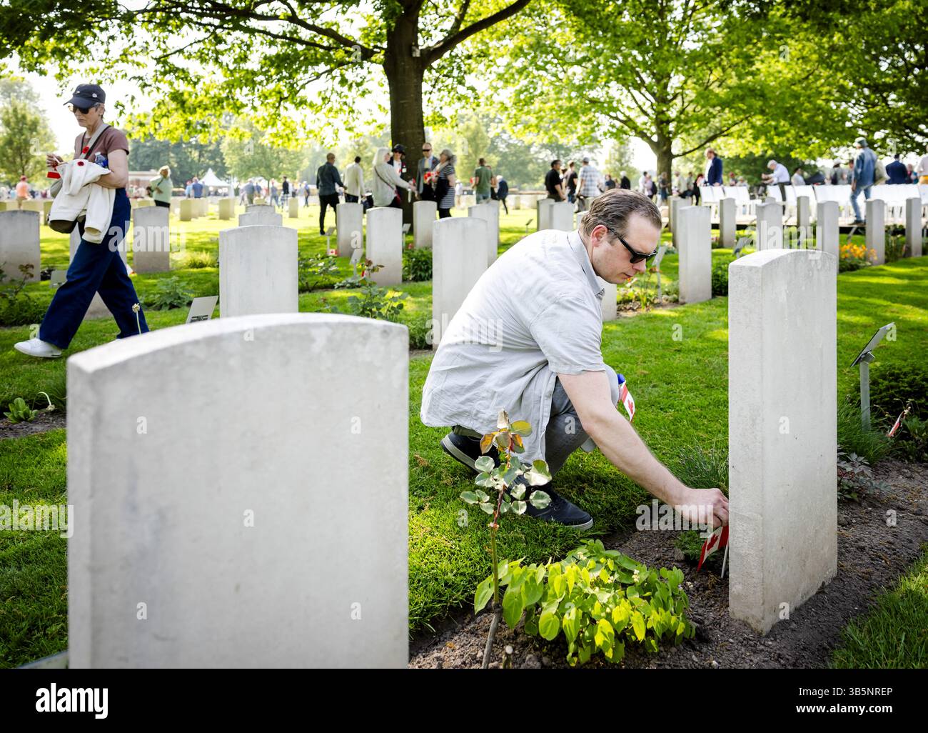 GROESBEEK - visita Place Canadian Flags at Graves durante un servizio commemorativo al Groesbeek Canadian War Cemetery in onore dei 2.338 morti di guerra canadesi sepolti lì e dei 100 canadesi sulla lista dei caduti senza tomba nota. ANP SEM VAN DER WAL netherlands Out - belgio Out crediti: ANP/Alamy Live News Foto Stock